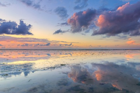 Obraz Na Płótnie Odbicie Lustrzane Chmur W Morzu Canvas 120x80 LB-582-C120-80