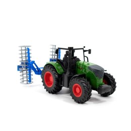 Traktor z maszyną rolniczą