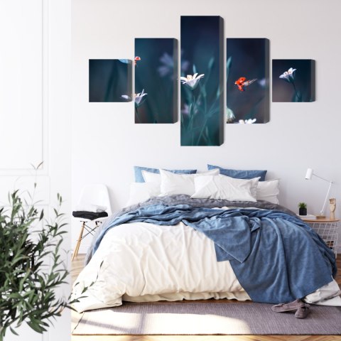 Obraz Wieloczęściowy Biedronki I Polne Kwiaty W Skali Makro Canvas 150x90 LBS-3947-C150-90_1X30-90_2X30-60_2X30-30