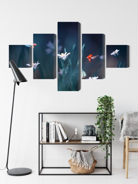 Obraz Wieloczęściowy Biedronki I Polne Kwiaty W Skali Makro Canvas 150x90 LBS-3947-C150-90_1X30-90_2X30-60_2X30-30