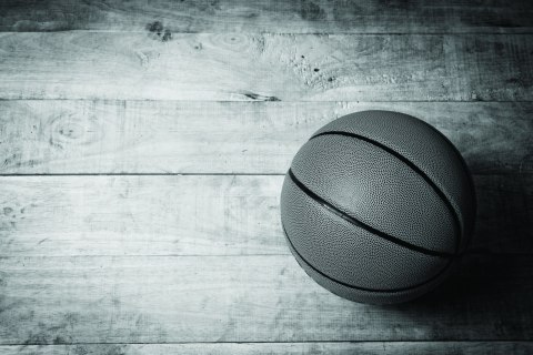 Fototapeta Piłka Koszykowa Na Tle Desek Vinyl Gładki 152.5x104 FT-3163-VGL