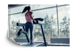 Fototapeta Kobieta Na Bieżni Z Krajobrazem Za Oknem Flizelina 208x146 FT-3640-VEXL