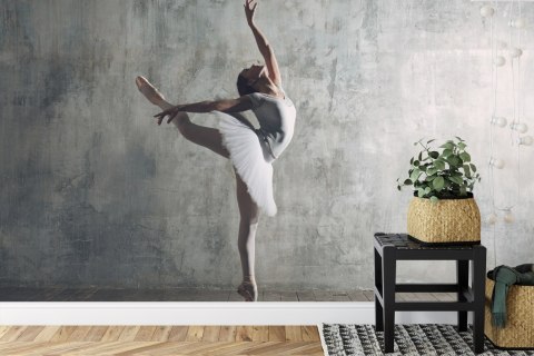 Fototapeta Tańcząca Baletnica Na Tle Betonowej Ściany Vinyl Gładki 152.5x104 FT-3831-VGL