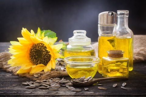 Obraz Na Płótnie Buteleczki Z Olejem Słonecznikowym Canvas Naturalny 100x70 LB-726-NC100-70