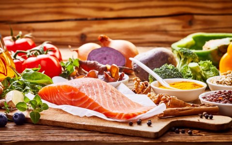 Obraz Wieloczęściowy Łosoś Wśród Warzyw Canvas Naturalny 80x50 LBS-2968-NC80-50_2X20-50_2X20-30