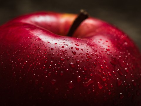 Obraz Wieloczęściowy Czerwone Jabłko W Skali Makro Canvas Naturalny 80x60 LBS-3900-NC80-60_2X20-60_2X20-40