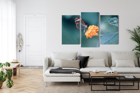 Obraz Wieloczęściowy Motyl W Letnim Ogrodzie Canvas Naturalny 90x60 LBS-3829-NC90-60_1X30-60_2X30-45