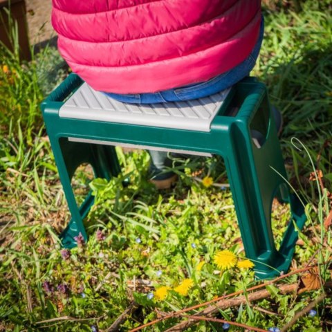 Stołek ogrodowy i klęcznik 2w1 z schowkiem, polipropylenowy, czarno-zielony, 57x27x37 cm, maks. 200 kg KAMAI STRENDPRO