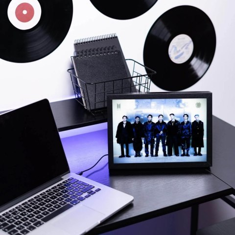 BTS - Dekoracyjna ramka z oświetleniem LED